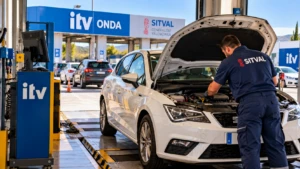 Técnico de SITVAL inspeccionando un vehículo en la ITV de Onda